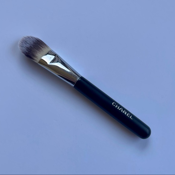 CHANEL flat foundation brush - Picture 6 of 6
